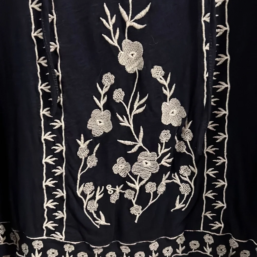 Embroidered top - Picture 2 of 5